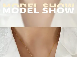 Dettaglio di una collana minimalista in titanio placcato oro su una modella in bianco