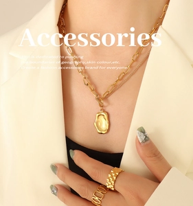 Double-layered gold-plated titanium necklace with irregular pendant and designer rings