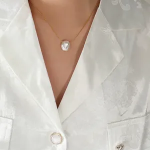 Elegante collana a catena placcata in oro con ciondolo in perla barocca bianca per donna