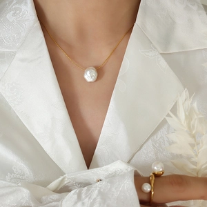 Set collana con perle barocche e anello a doppia perla con catena dorata da donna