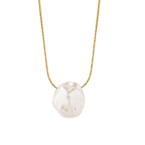 Collana minimalista in titanio dorato con grande ciondolo in perla barocca su sfondo bianco