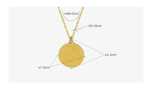 Dettaglio pendente angelo dorato con dimensioni di 1,9cm e lunghezza catena regolabile