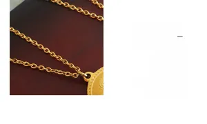 Vista dettagliata di una collana con ciondolo a moneta d'oro e catena a maglie fini