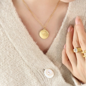 Collana Con Ciondolo A Moneta Tonda Angelo Retro Francese Cherubino Cupido Rilievo Acciaio Titanio Placcato Oro Da Donna