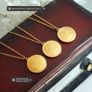 Collana da donna in acciaio al titanio dorato con pendente angelo e catena O