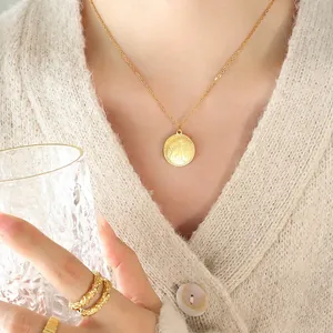 Collana con ciondolo angelo in oro con set di anelli dorati dalla trama martellata