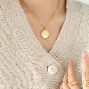 Collana chic con ciondolo angelo cupido placcato oro 18 carati per donna elegante