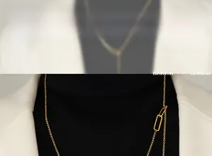 Détail d'un collier doré minimaliste avec des maillons rectangulaires géométriques