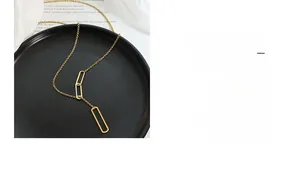 Détail du collier ajustable plaqué or avec trois pendentifs rectangulaires sur plateau
