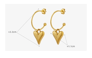 Vue détaillée de boucles d'oreilles cœur doré avec une longueur totale de 3,3 cm