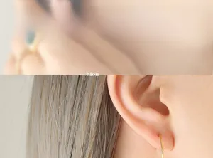 Gros plan détaillé d'une boucle d'oreille créole dorée minimaliste portée par un mannequin
