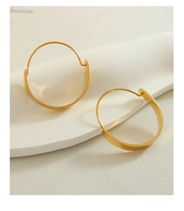 Detailansicht polierter goldener Creolen mit minimalistischem Schnallendesign für Damen
