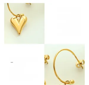 Détails macro des boucles d'oreilles cœur en acier titane plaqué or 18 carats poli