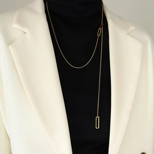 Long collier ajustable doré avec des pendentifs géométriques creux asymétriques