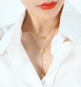 Détail du collier double rang plaqué or 18K avec lettre Aine et pendentif pièce