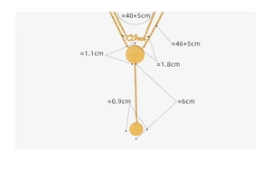 Détail du collier doré multicouche avec pendentif Time et double breloques pièces