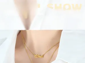 Détail de la chaîne box dorée avec un pendentif rond gravé time pour femme