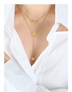 Détail du collier double rang plaqué or 18K avec pendentif lettre Aimee et médaillon rond
