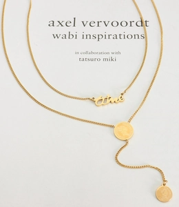 Détail du collier double rang doré avec pendentif aime et breloques de pièces