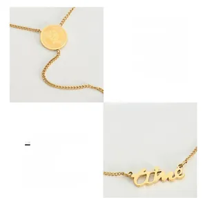 Détails macro du collier double rang avec pendentif pièce 18K et lettre 'true'