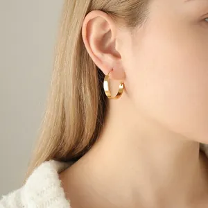 Modische matt vergoldete Creolen für Damen mit minimalistischem Schnallen-Design für Alltag