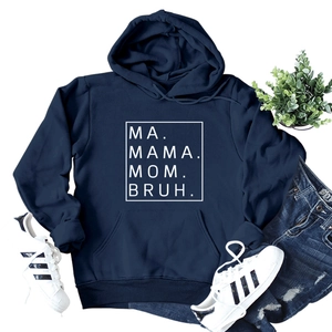 Dettaglio felpa blu navy con stampa MA MAMA MOM BRUH e classica tasca a marsupio