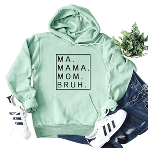 Dettaglio della felpa verde menta con scritta MA MAMA MOM BRUH e tasca a marsupio