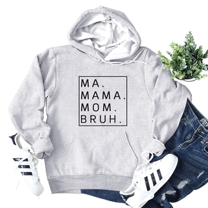 Dettaglio della felpa grigia con stampa MA MAMA MOM BRUH, tasca e coulisse regolabile