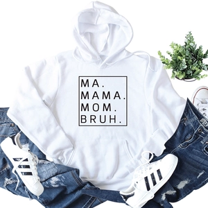 Dettaglio della stampa MA MAMA MOM BRUH su una felpa con cappuccio casual bianca