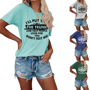 Détail du t-shirt à manches courtes avec slogan amusant en quatre couleurs différentes