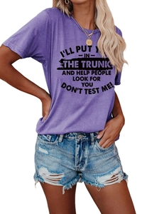 Détail d'un t-shirt violet en coton avec slogan vintage noir et col rond pour un style décontracté