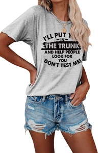 Détail du t-shirt gris à manches courtes avec impression du slogan I’ll put you in the trunk