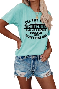 Détail d'un t-shirt en coton bleu clair avec slogan et short en jean déchiré