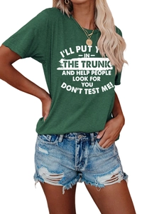 Détail d'un t-shirt vert foncé avec impression de slogan blanc et col rond
