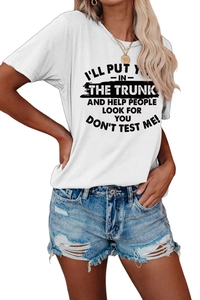 Gros plan sur t-shirt blanc à texte humoristique et short en jean déchiré