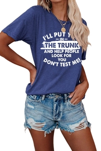 Détail de l'inscription graphique blanche sur t-shirt en coton bleu marine et short denim