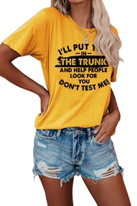 Détail du t-shirt en coton jaune avec slogan noir imprimé et col rond pour un look décontracté