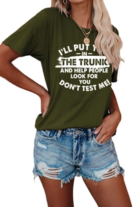 Gros plan du slogan sur t-shirt vert foncé avec un short en jean déchiré