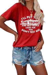 Détail du t-shirt rouge avec slogan et du short en jean bleu délavé sur mannequin