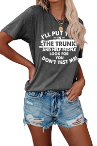 Détail du t-shirt gris à texte humoristique et short en jean bleu délavé