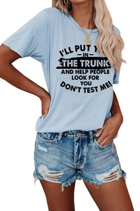 Détail du t-shirt en coton bleu clair avec slogan noir imprimé sur le devant et col rond