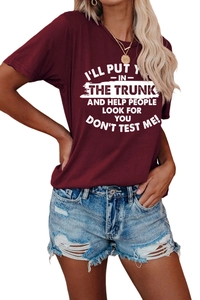 Détail de l'imprimé humoristique sur t-shirt en coton bordeaux avec short en jean
