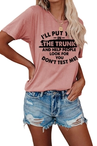 Détail de t-shirt femme avec slogan d'humour et short en jean délavé effet usé
