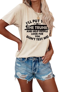 Détail d'un t-shirt beige clair avec slogan noir et short en jean délavé à trous