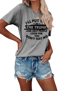 Détail du t-shirt gris avec imprimé lettre et du short en jean bleu délavé usé