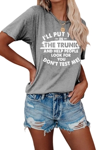 Détail d'un t-shirt gris avec inscription blanche amusante et short en jean