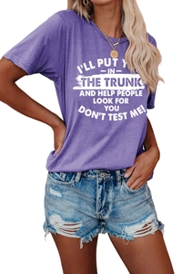 Détail du t-shirt violet avec impression de lettres blanches et texture vintage lavée