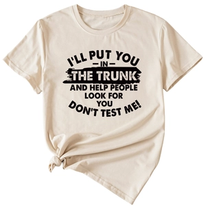 Détail de l'imprimé slogan et du nœud élégant sur un t-shirt en coton de couleur beige
