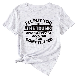Détail du t-shirt gris chiné avec texte noir et nœud élégant à l'ourlet avant