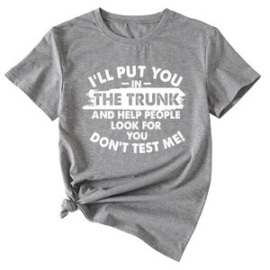 Détail du t-shirt gris à manches courtes avec lettrage blanc et nœud à l'ourlet chic